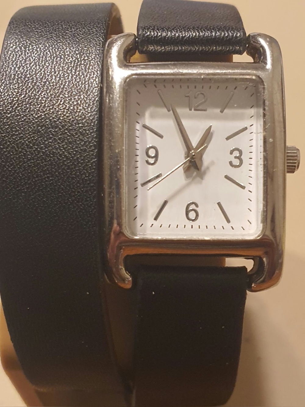 🦋10/$20🦋 Accutime Silver/White Leather  Double Loop Women's Watch